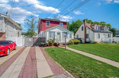 125 Garden St, Copiague, NY 11726-3813