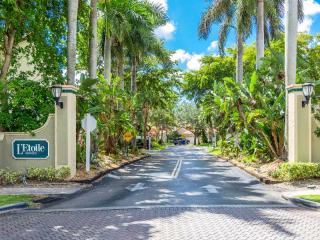 3640 Murano Dr, Hollywood, FL 33021-1351