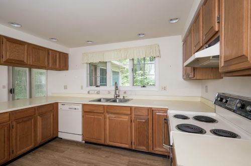 8 James Farm Rd, Lee, NH 03861-6528