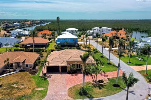 2850 50th Ter, Cape Coral, FL 33914-6035