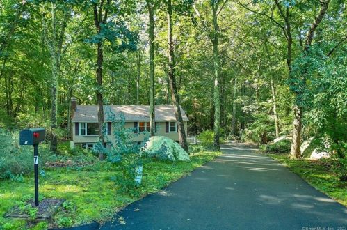 7 Bramble Bush Dr, Niantic, CT 06357-1802