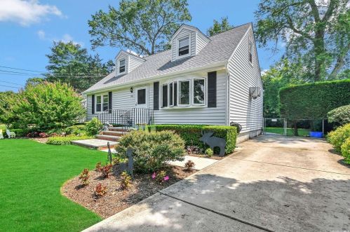 56 Rushmore St, Huntington Station, NY 11746-4428