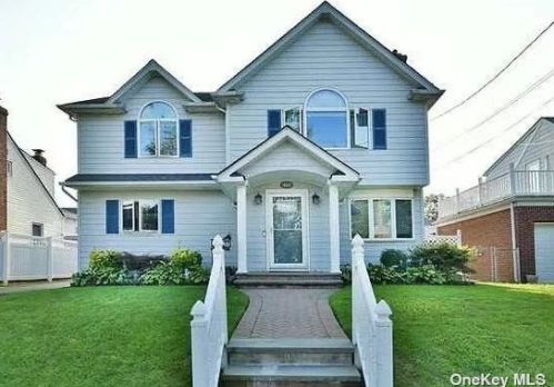 453 Leonard Blvd, New Hyde Park, NY 11040-4042