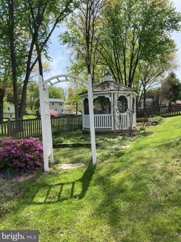 303 Orchard Cir, Hamilton VA  20158-9700 exterior
