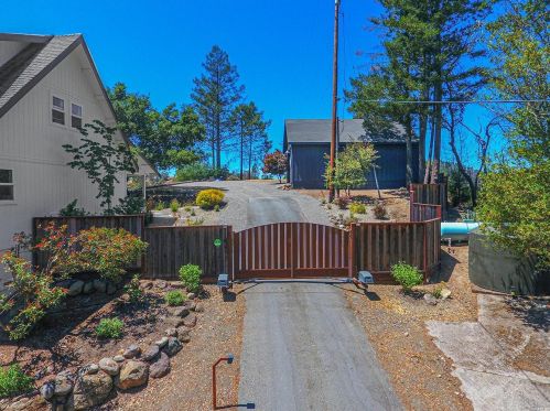 355 Bodmer Ln, Santa Rosa, CA 95404-8486