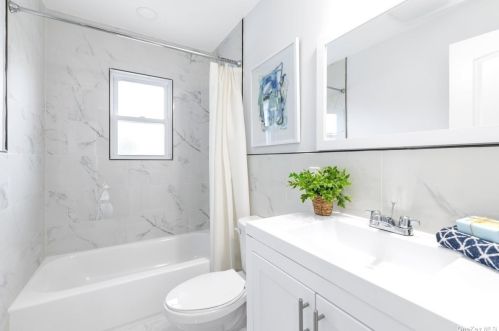 386 Silver St, Babylon NY  11704-4008 exterior