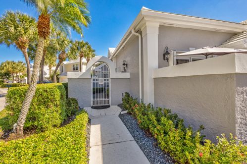 21 Windsor Ln, West Palm Beach, FL 33418-7116