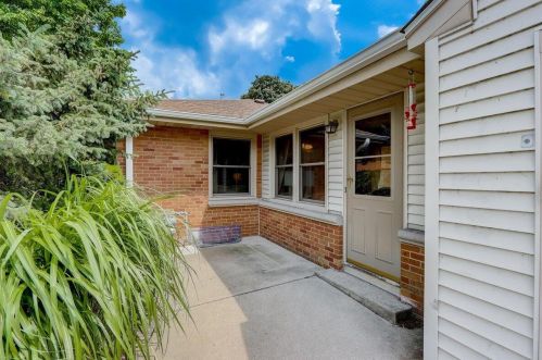 7119 Lakefield Dr, Milwaukee WI  53219-4025 exterior