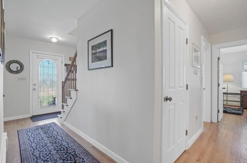 13 Meadowbrook Dr, Crotonville, NY 10562-2917