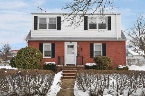 6 Rhodes St, New Hyde Park, NY 11040-1620