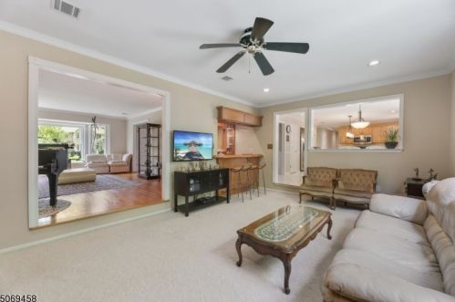 43 Mdw Blf Rd, Greystone Park NJ 07950-1951 exterior