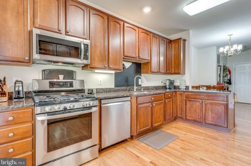 2998 Chinkapin Oak Ln, Woodbridge VA  22191-7514 exterior