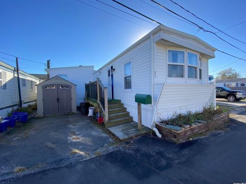68 Lincoln Ave, Holbrook, NY 11741-2248