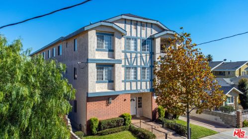 11628 Freeman Ave, Hawthorne, CA 90250-2400