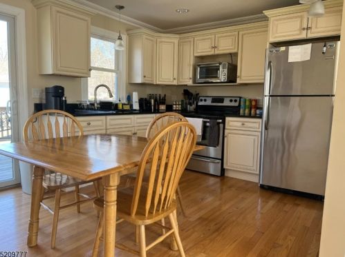 8 Mulberry Ln, Parsippany NJ  07834-2208 exterior