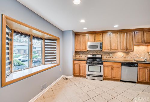 41 Highview Dr, Woodbridge NJ  07095-3904 exterior