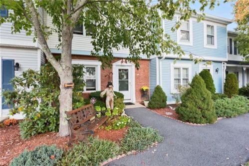 802 Williamsburg Dr, Mahopac, NY 10541-2862