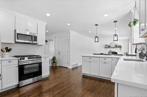 59 Chatfield Dr, Bridgeport, CT 06611-4144