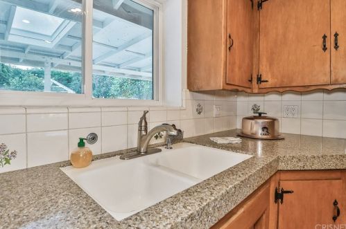 1229 Carmel Dr, Simi Valley CA 93065-4118 exterior