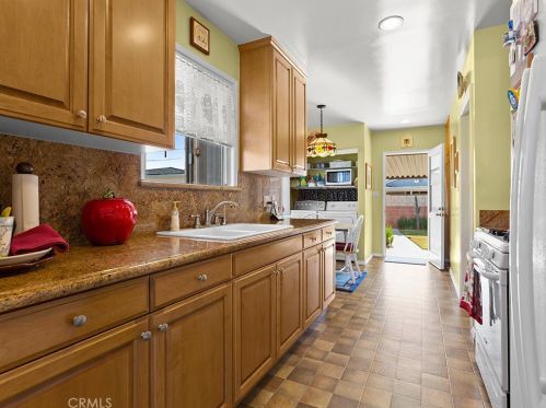 6708 Daneland St, Lakewood CA  90713-2101 exterior