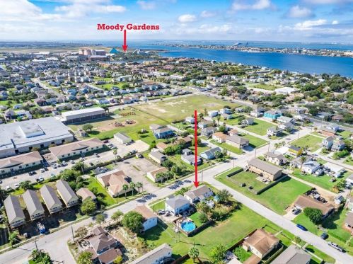 2202 67 St, Galveston TX 77551-1583 exterior