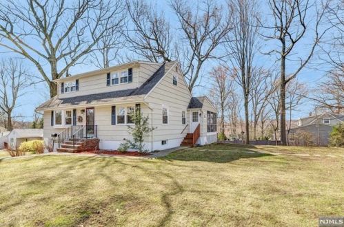 82 Page Dr, Oakland, NJ 07436-2639