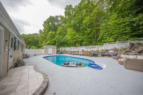 22 Devonshire Dr, Waterford CT  06385-1702 exterior