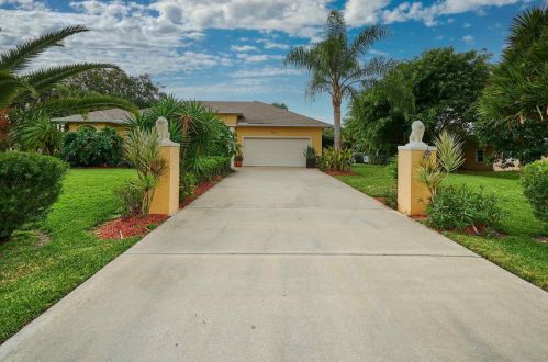 9325 87th St, Vero Beach, FL 32967-3531