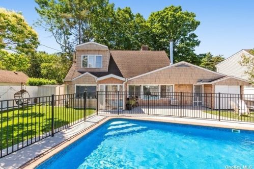 2155 Salisbury Park Dr, Westbury, NY 11590-6313