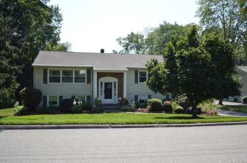 10 Robinhood Rd, Bedford Hills, NY 10507-1113