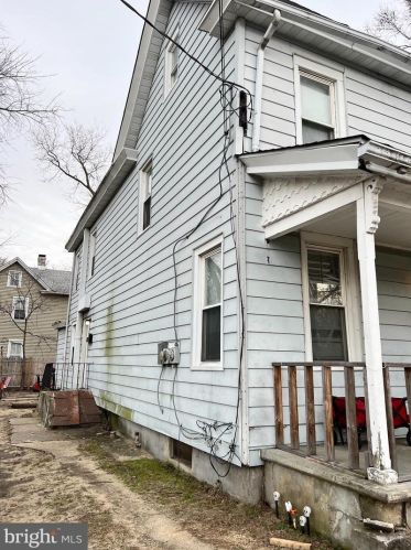 913 Spruce St, West Deptford, NJ 08066-1350
