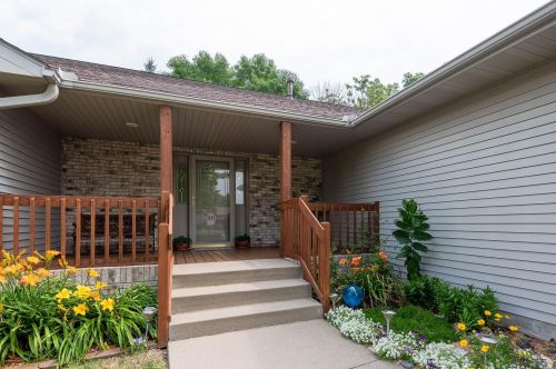110 Loraine Dr, Lake Crystal, MN 56055-4578