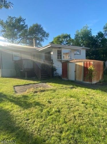 83 Woodcliff Ave, West Paterson, NJ 07424-1042