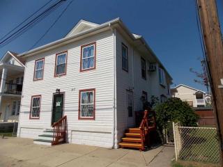 147 Roberts Ave, Wildwood Crest, NJ 08260-4630