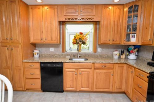 39 Flax Hill Rd, Brookfield Center, CT 06804-1721