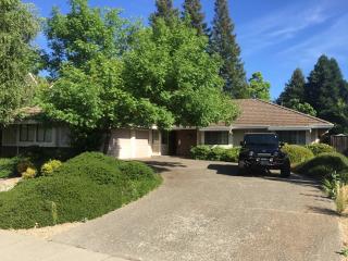 208 Firestone Dr, Roseville, CA 95678-1011