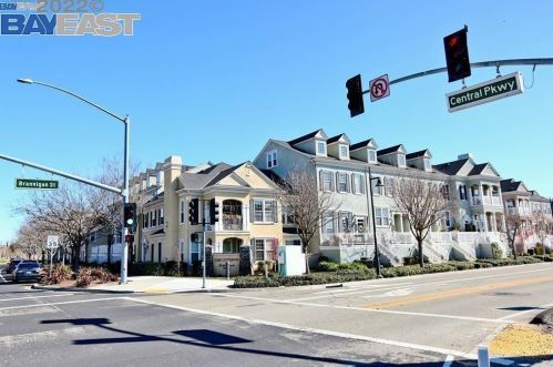 3725 Whitworth Dr, Pleasanton CA  94568-1377 exterior