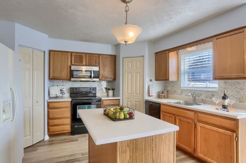 423 Kingsbrook Dr, Mc Donald PA  15057-2667 exterior