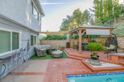 27067 Alabastro Dr, Santa Clarita CA  91354-2215 exterior