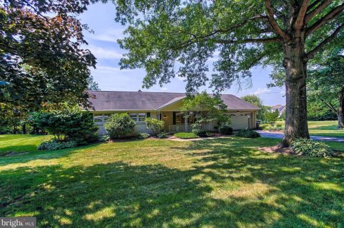 96 Oak Dr, Mount Wolf, PA 17347-9747