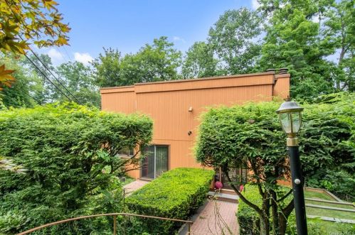 30 Lincoln Pl, White Plains, NY 10603-2152