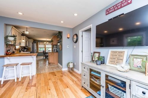 755 Hancock Pl, North Lindenhurst NY  11757-6904 exterior