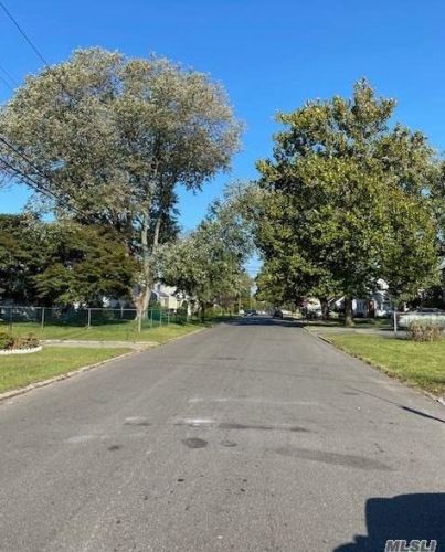 532 Irving St, Westbury, NY 11590-4457