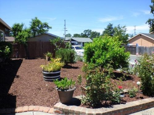 526 Pinewood Dr, Santa Rosa, CA 95407-7529