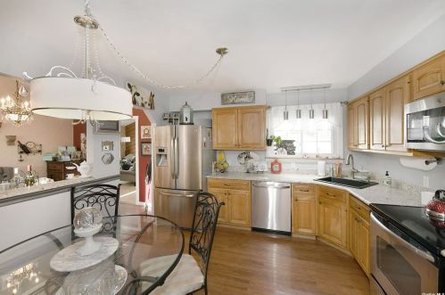 3 Linden Ave, Holtsville NY  11742-2323 exterior