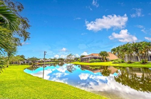 481 Crestwood Ln, Naples, FL 34113-8458