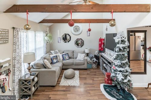 527 Spring Hill Dr, Harleysville PA  19438-2241 exterior