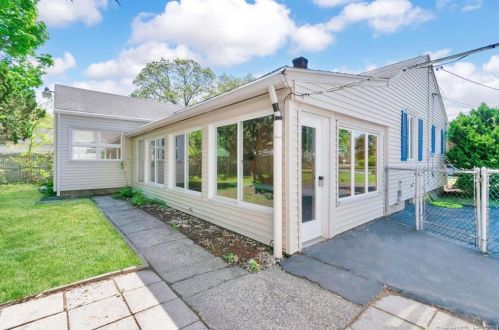 11 Bristol Rd, Windsor Locks CT  06096-2009 exterior