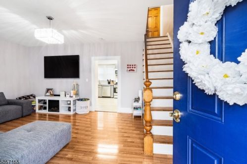 17 Woodside Ave, West Paterson, NJ 07424-1315