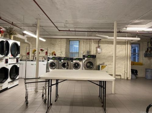 2081 Cruger Ave, Bronx NY  10462-2385 exterior